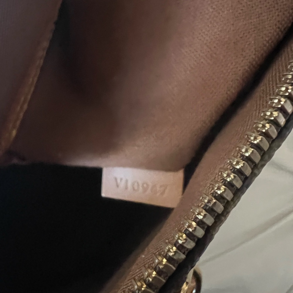 Louis Vuitton Alma PM size comes with free fashion bag charm. Box NOT included - Picture 7 of 7